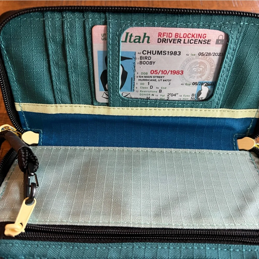 Chums Nomad Wallet in Teal with RFID blocking card - Picture 4 of 7